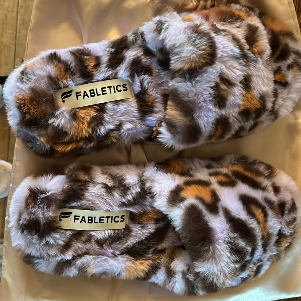 Brand new pair of fabletics slippers! Comes in a silk drawstring bag.